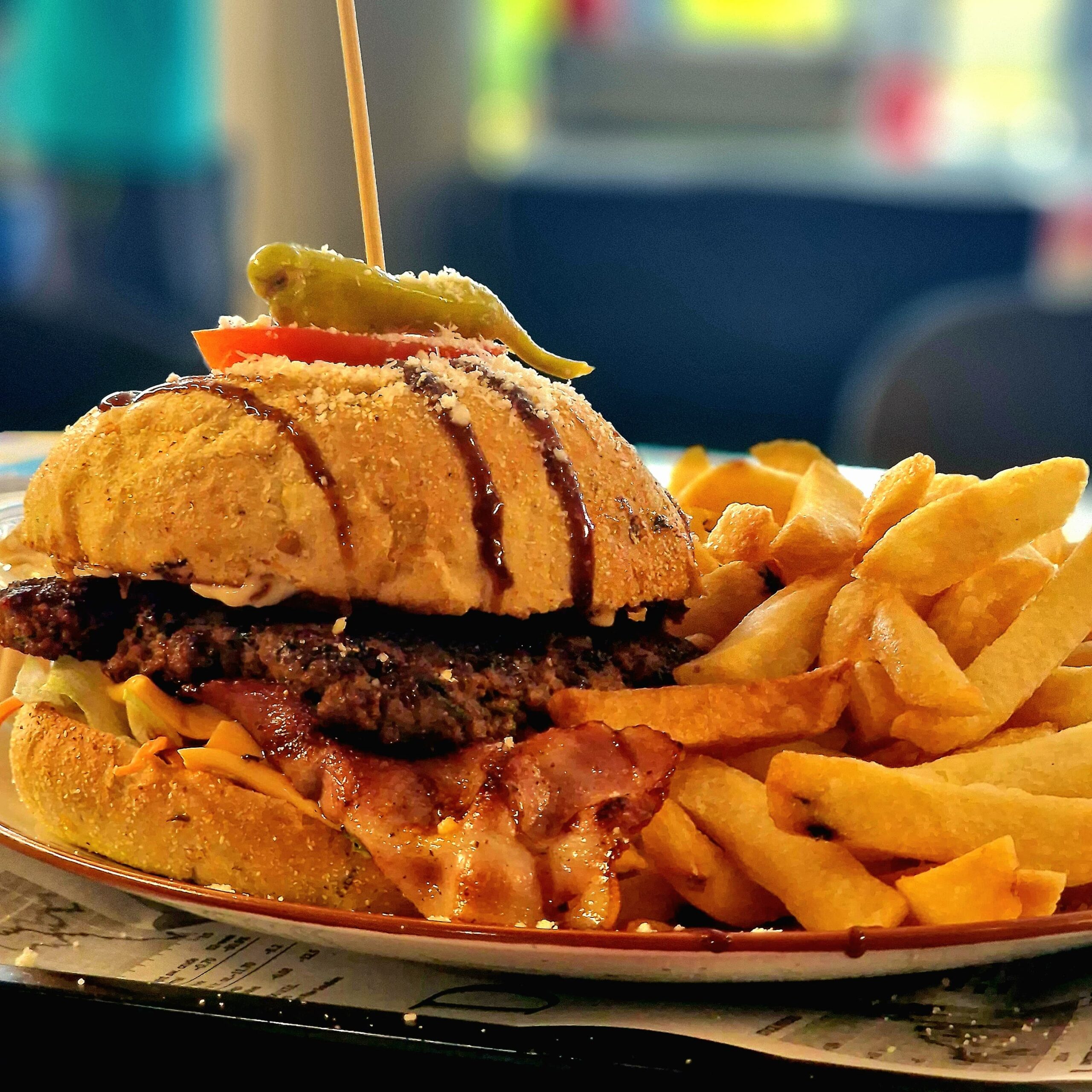 Un burger et des frites servis chez MM Comme à la Maison
